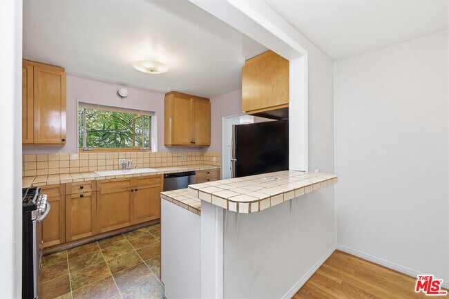 Building Photo - 820 Crestmoore Pl