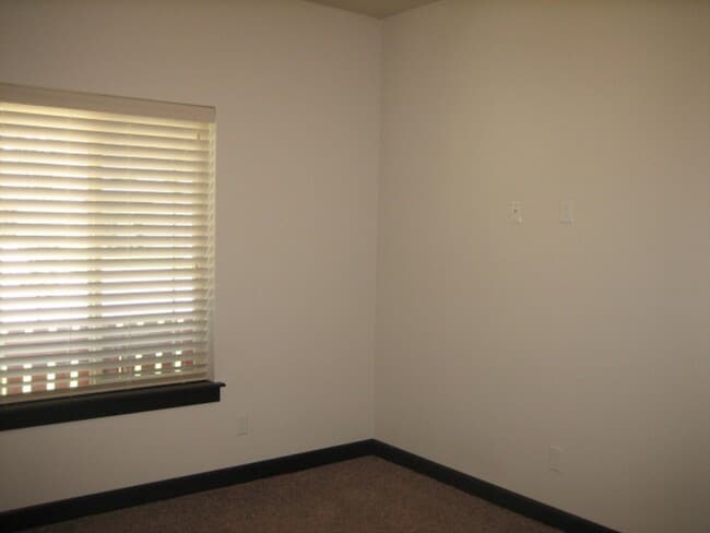 Building Photo - CDA Home w/ 22X45 RV Garage/Shop!