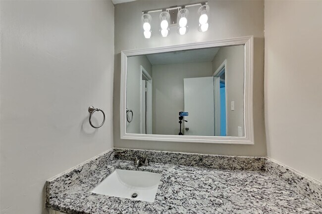 Building Photo - 16315 Chimneystone Dr