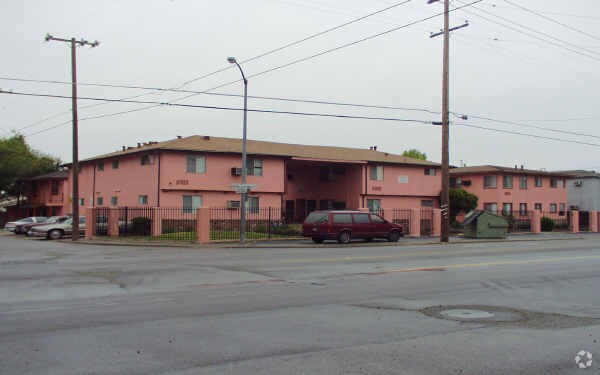 Building Photo - Esther Apartments