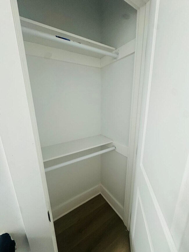 Building Photo - Refreshed 3bd/1bath House! Section 8 ONLY!