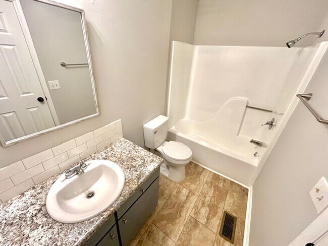 Building Photo - Beautiful Townhome in the Heart of Madison! MOVE IN SPECIAL!