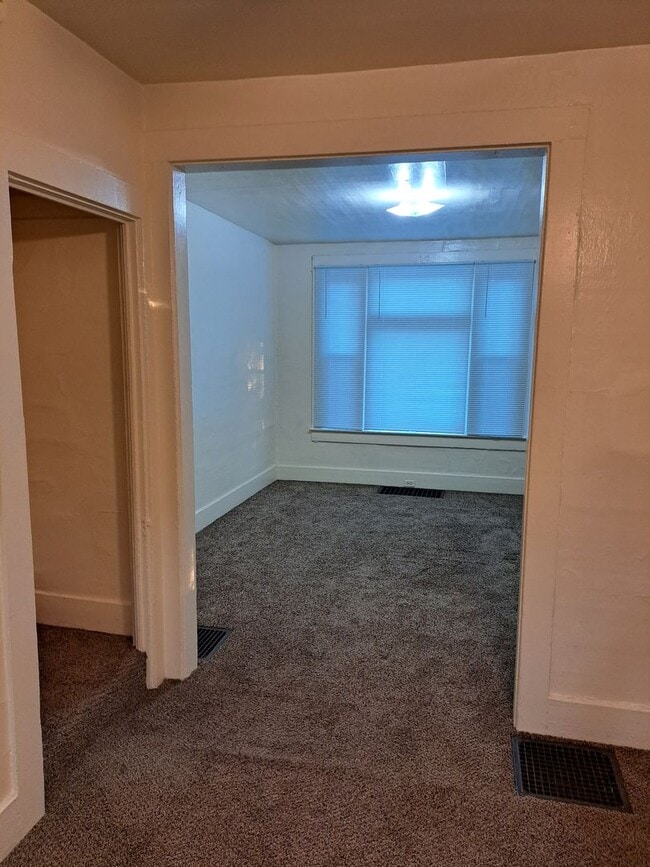 Building Photo - 2 BR Townhouse Near University of Saint Francis