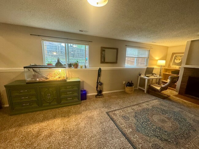 Building Photo - 3 bedroom/2 bath Centrally Located home in...