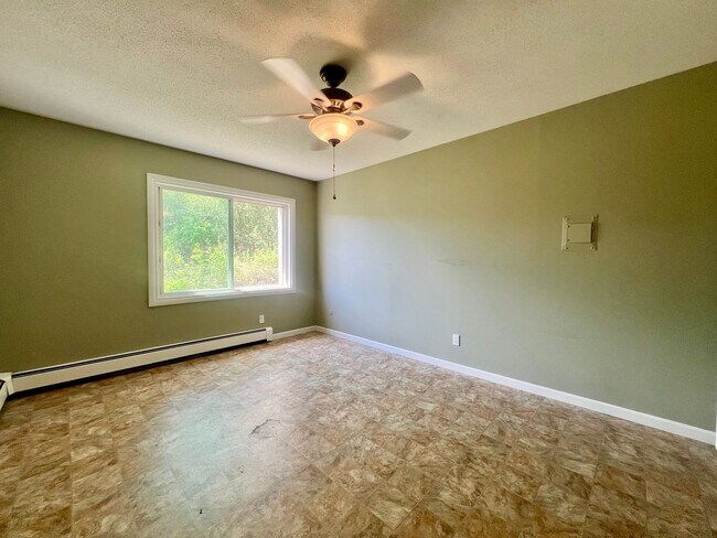 Building Photo - 1 Bedroom, 1 Bathroom Apartment In Desirable Location!