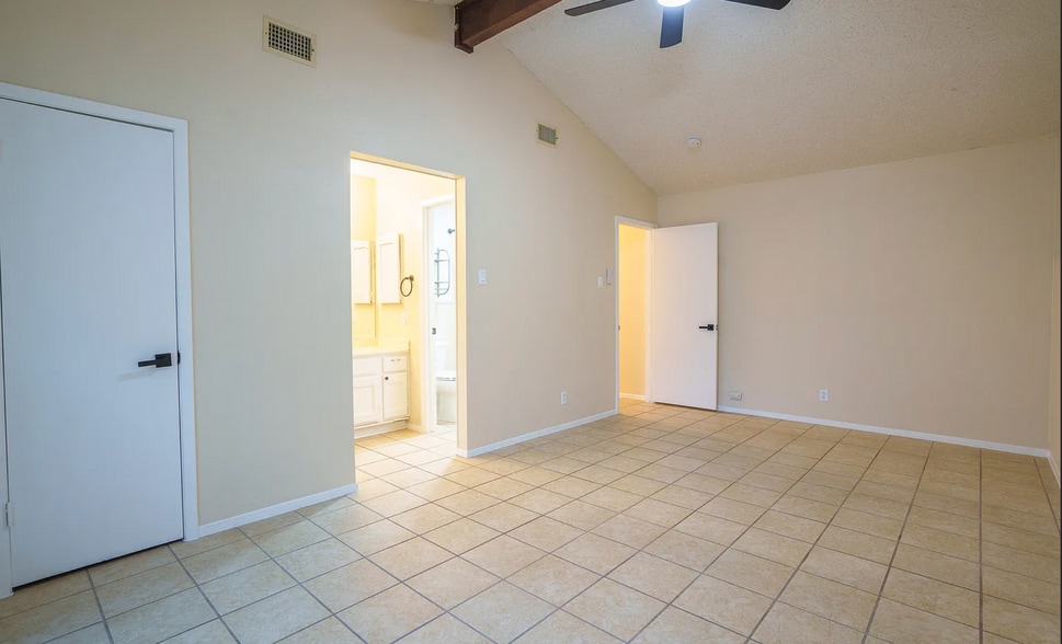 Building Photo - 8806 Thatch Dr