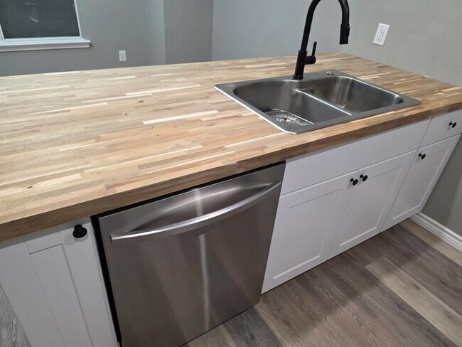 Building Photo - 1806 Maplelawn St