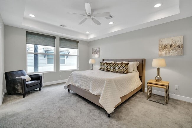 Building Photo - Stunning Like New Townhome Close to Med Center!