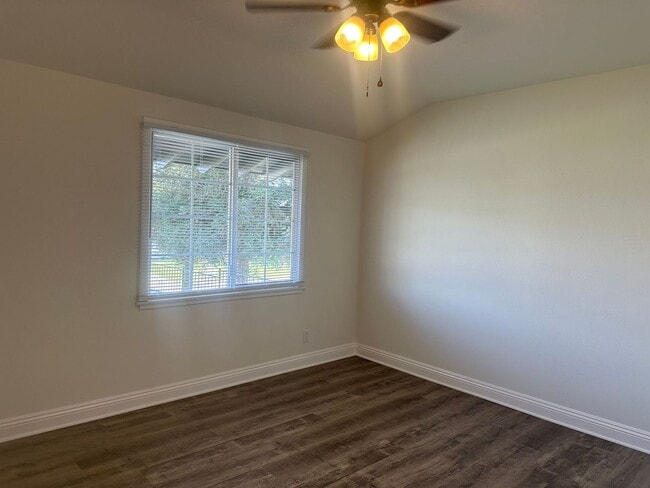 Building Photo - 3+2 RENOVATED W/Drive-Through Garage!