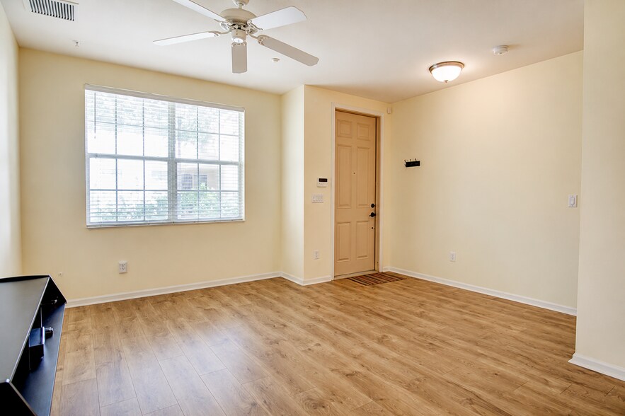 Building Photo - 1020 E Longport Cir