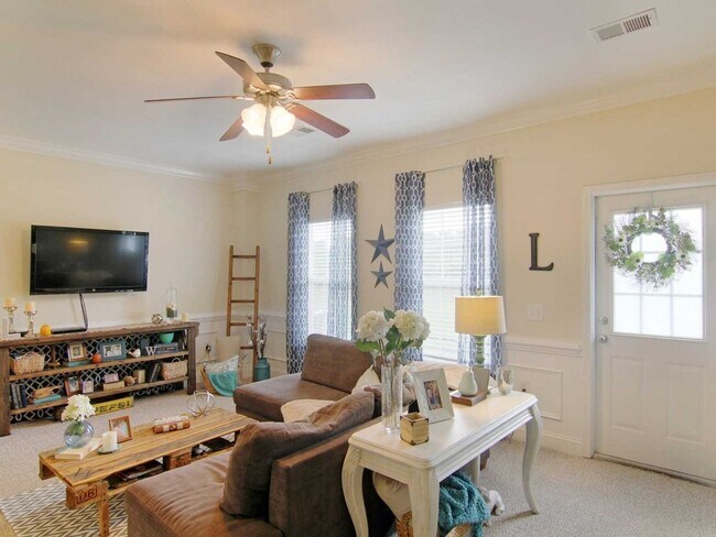 Building Photo - Your Perfect Summerville Retreat: 3BR Townhome with Garage