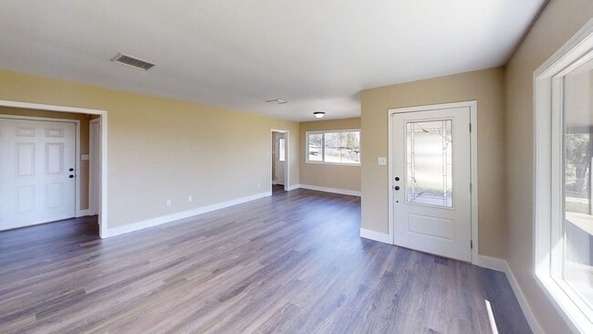 Building Photo - 2 Bedroom with City View