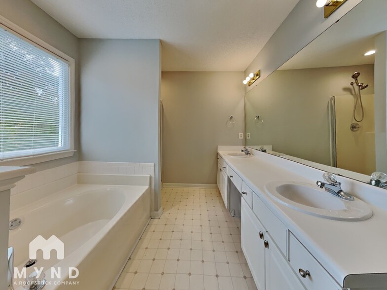 Building Photo - 1937 Indianwood Ct