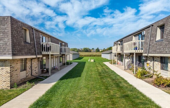 Building Photo - Private Entry Lower 2 Bedroom Apartment!