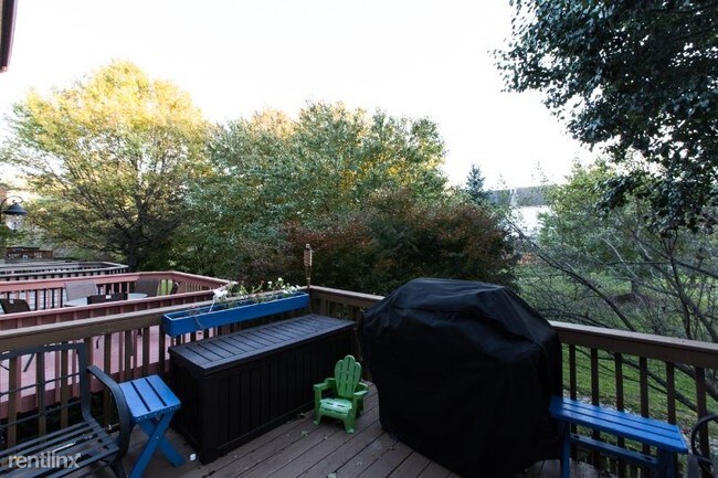 Building Photo - 3 br, 2.5 bath Townhome - 7111 Bradshaw Ct E