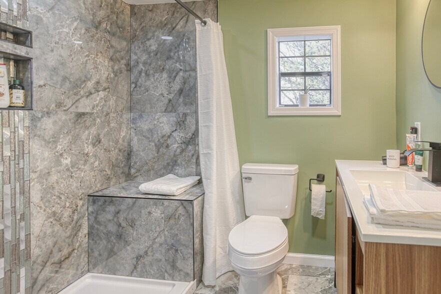 2nd Bathroom - 39 Quarry St