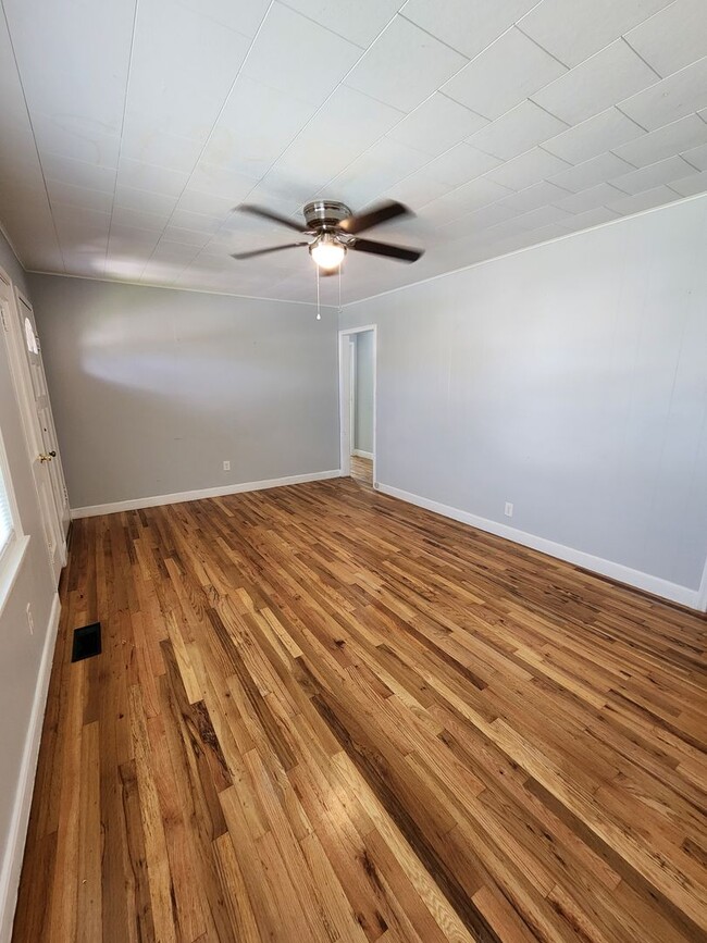Building Photo - 3/1 Charmer in West Lampasas