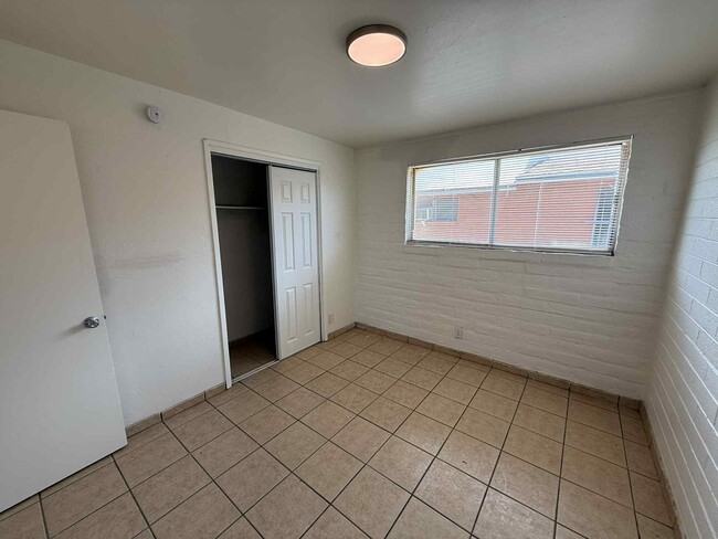 Building Photo - 4904 S 13th Ave