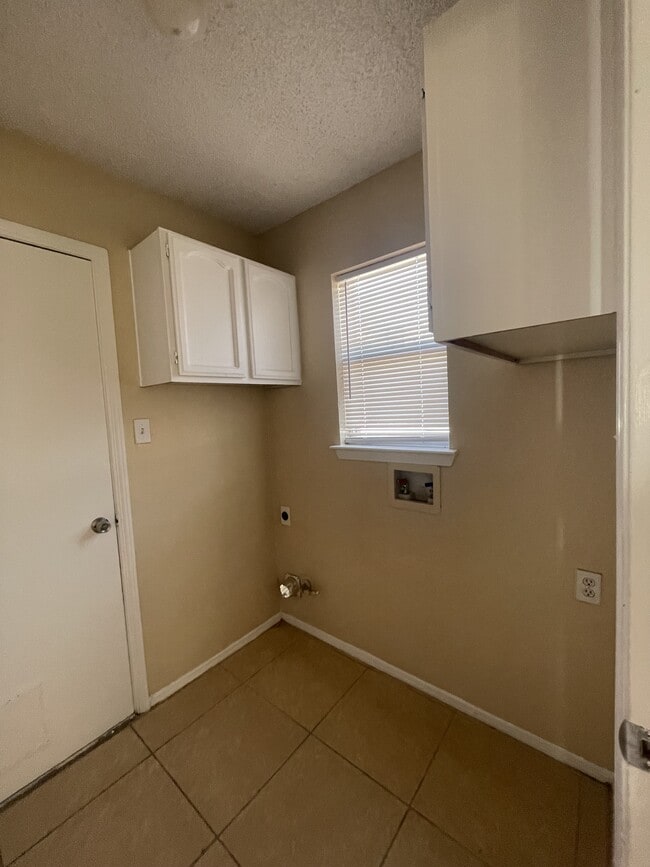 Building Photo - 13928 Pete La Rue Cir