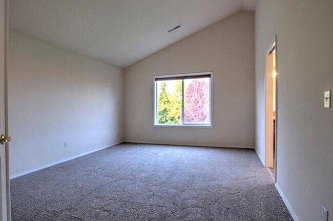 Building Photo - Felida Gem... 4 bedroom, 2.5 bath availabl...
