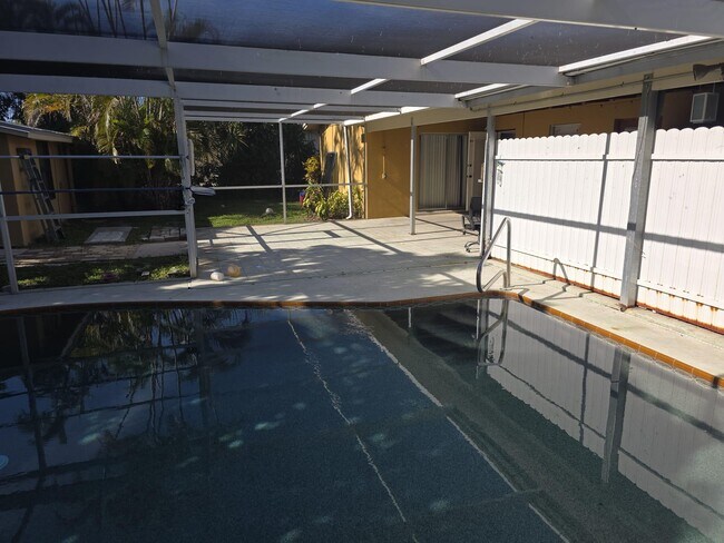 Building Photo - 1871 Palm Acres Dr