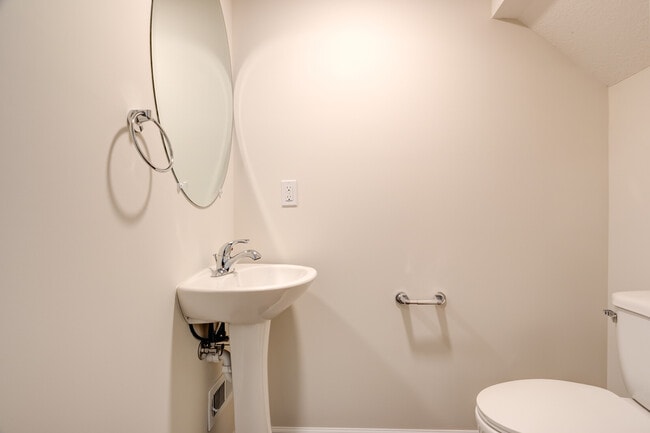 Building Photo - 312 Bogle St