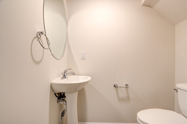 Building Photo - 318 Bogle St