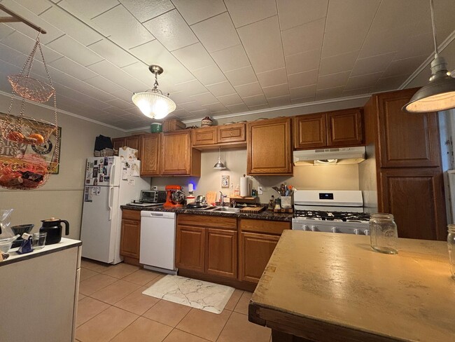 Building Photo - Swillburg Neighborhood - Full House!