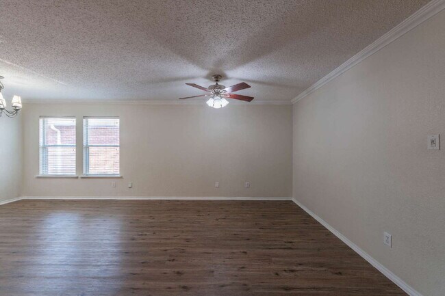 Building Photo - Great Location!