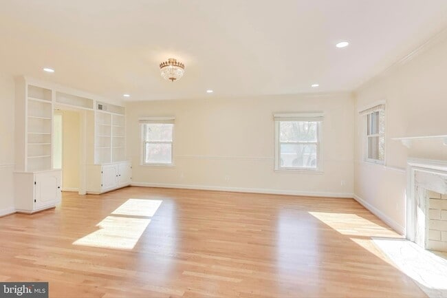 Building Photo - 4001 N Ridgeview Rd