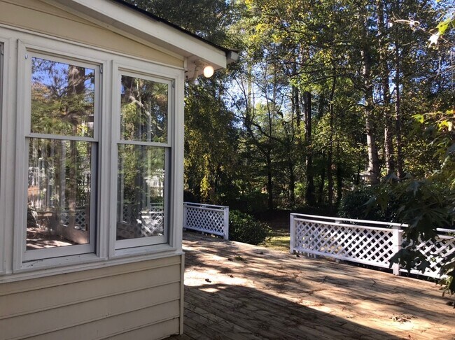 Building Photo - Great 4 Bedroom 2.5 Bath home in East Cobb...
