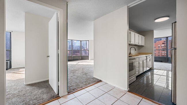 Building Photo - 899 S Plymouth Ct