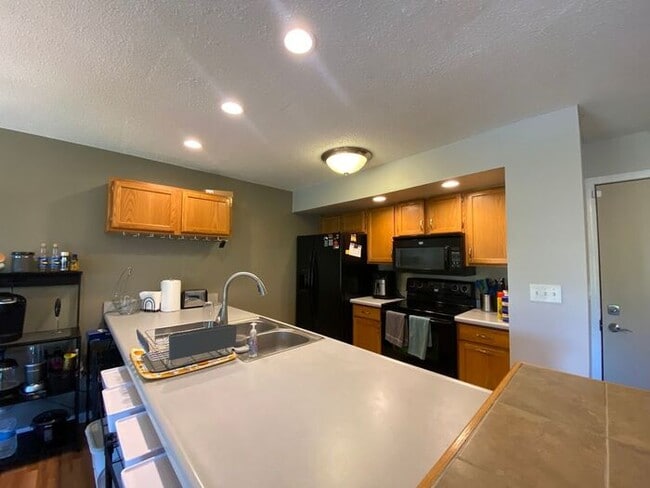 Building Photo - $1,975 | 3 Bedroom, 2.5 Bathroom Home | Ca...