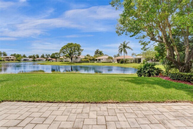 Building Photo - 2525 Bay Pointe Ct