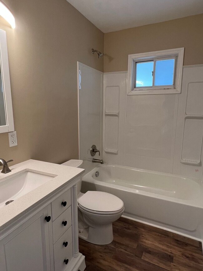 Building Photo - 4 Bed/1 Bath Home in Penn Hills-Completely...
