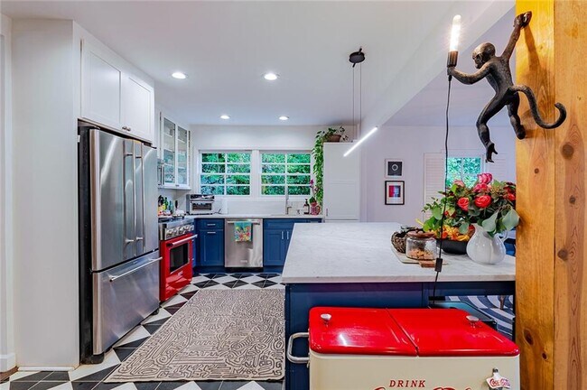 Building Photo - 4006 N Stratford Rd NE