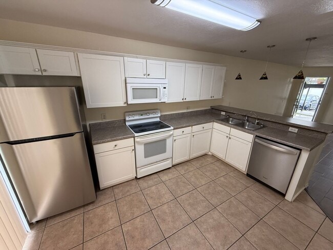 Building Photo - 2 Bed/2 Bath 1st Floor condo at Lancelot W...