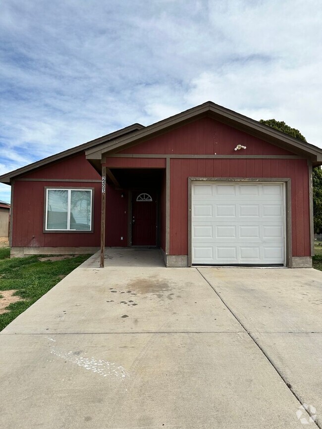 Building Photo - Cute 3 Bedroom Home Located In Chatman Hil...