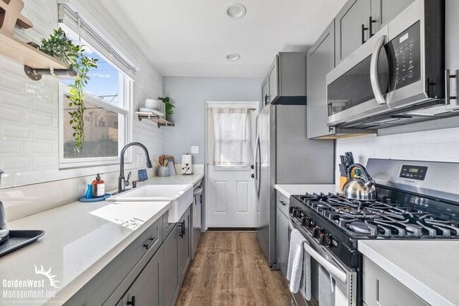 Building Photo - Charming 2Bdm 1Ba upstairs Unit in North P...