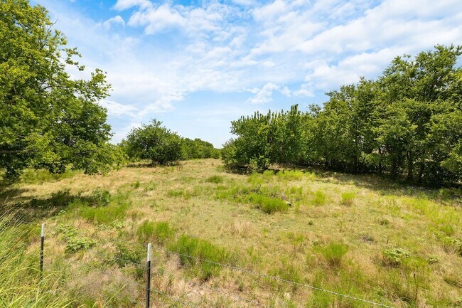 Building Photo - 3100 Greenbriar Dr