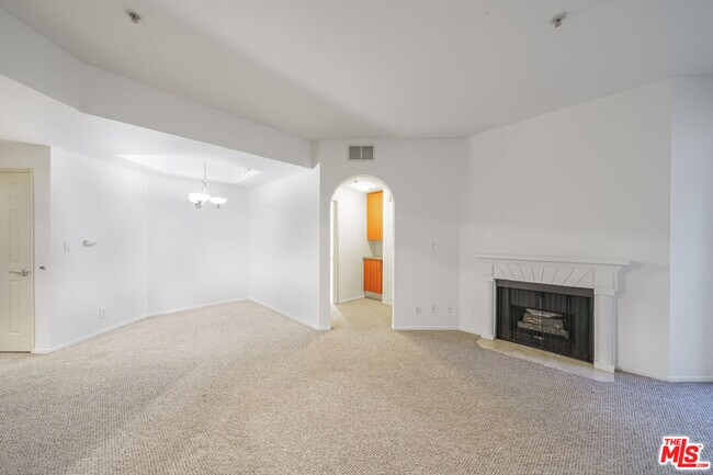Building Photo - 620 S Gramercy Pl