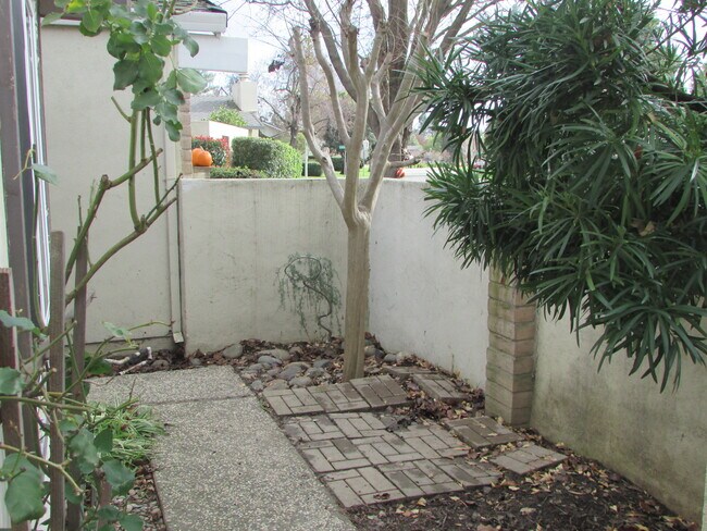 Building Photo - 107 Petrilli Cir