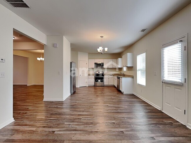 Building Photo - 290 Maxton Ave