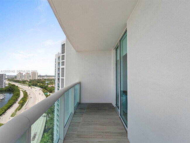 Building Photo - 19400 Turnberry Way