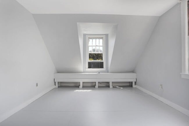Building Photo - Charming bungalow downtown