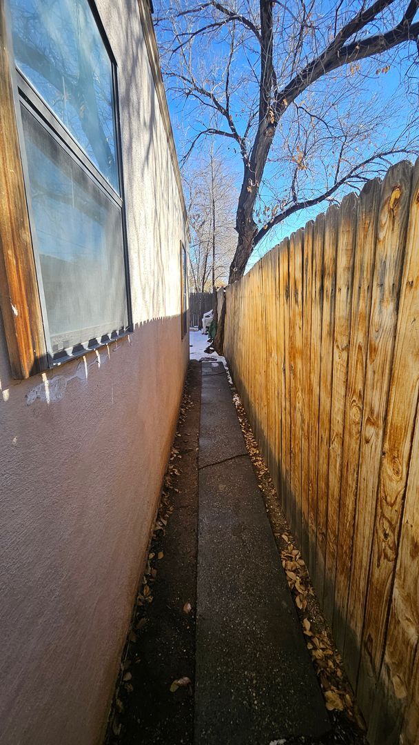 Building Photo - 1 bed with yard! Condo near UNM!