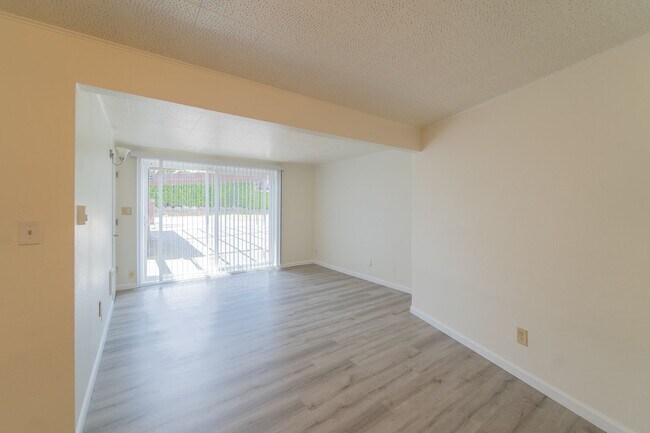 Building Photo - Davisson Tri-Plex