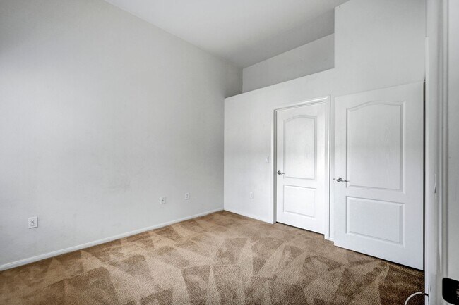 Building Photo - Second Story Condo with Open Floor Plan and Granite Counters