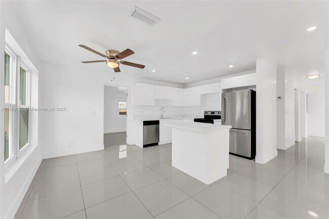 Building Photo - 1131 SW 32nd Ct