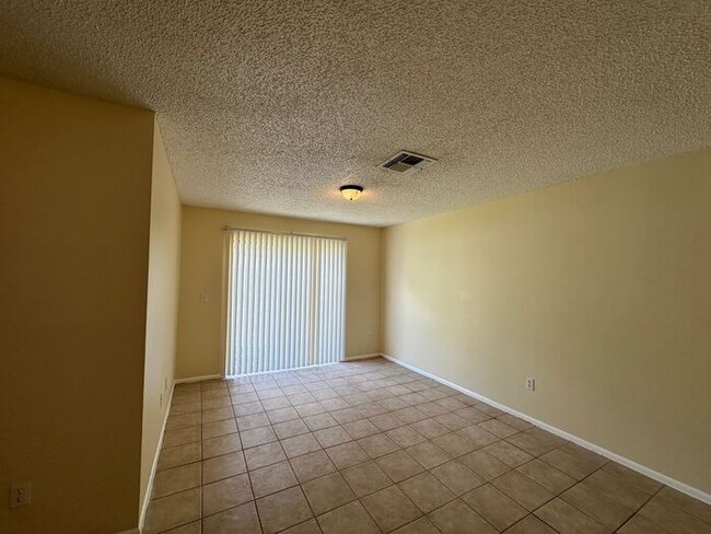 Building Photo - 3 bed 2 bath tri plex near UCF